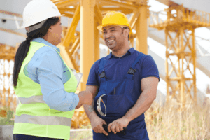 Twee bouwvakkers aan het praten op de werf